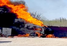 Bomberos acuden a sofocar incendio en una pipa que dejo daños materiales