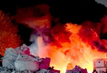 Bomberos sofocan incendio en recicladora de cartón que dejo daños materiales