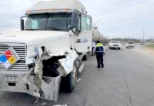 Chocan unidades pesadas dejando daños materiales y caos vehicular