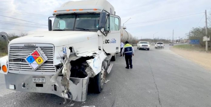 Chocan unidades pesadas dejando daños materiales y caos vehicular (1)
