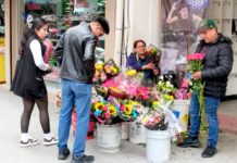 Comerciantes logran pocas ventas en el día del Amor y la Amistad
