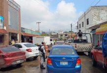 Liberan banquetas en operativo en la calle 13 de enero de Ciudad Madero
