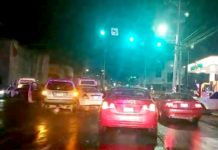 Se impactan unidades en concurrido boulevard y dejan daños materiales