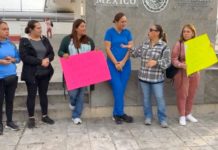 Señoras realizar protesta pacífica exigiendo quiten retenes al gobierno Federal de Claudia Sheinbaum