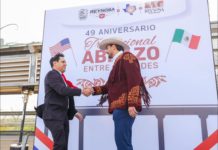 Conmemoran con abrazo fraterno Carlos Peña Ortiz y Sergio Coronado, 49 años de hermanamiento binacional