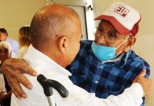 Brindan servicio de transporte gratuito a abuelitos para cobro de pensión