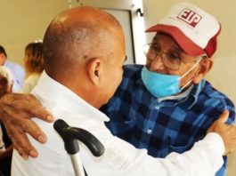 Brindan servicio de transporte gratuito a abuelitos para cobro de pensión