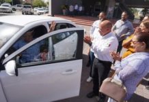 Entregan auto a ganador de la rifa del predial