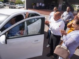 Entregan auto a ganador de la rifa del predial