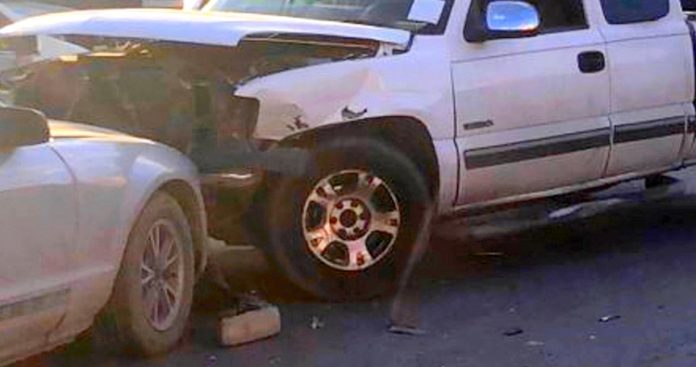 Accidentes viales dejan da_os materiales y caos vehicular