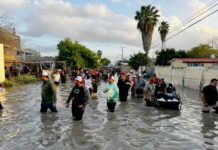 Alcalde Carlos Peña Ortiz, lleva apoyos a ciudadanos afectados por inundaciones de la colonia Burocrática