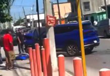 Aparatoso accidente deja daños materiales y caos vial