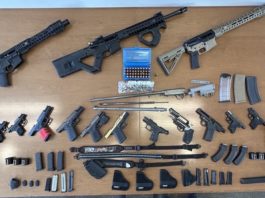 Aseguran oficiales de CBP en Del Río cargamento de armas y municiones