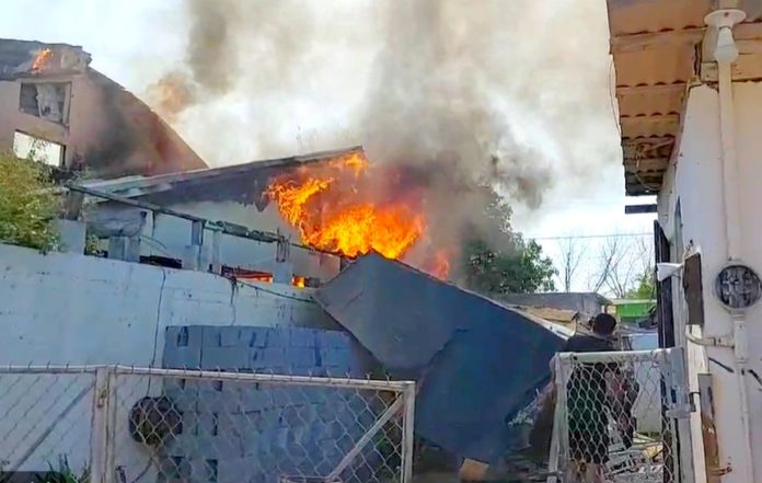 Bomberos sofocan incendio en vivienda de la Lázaro Cárdenas (1)