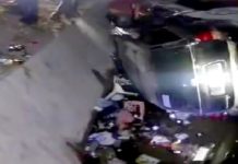 Cae unidad en dren de aguas negras dejando daños materiales