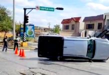 Choque deja una unidad volcada y una dañada en concurrido boulevard