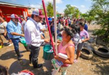 Apoya Carlos Peña a familias de Las Palmas en situación de necesidad