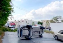 Queda volcada unidad en concurrida colonia residencial