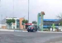 Se proyecta unidad contra cordón vial y deja solo daños materiales