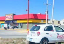 Unidad se proyectar contra liuminaria y deja solo daños materiales