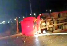 Vuelca tráiler en tétrico y oscura vialidad dejando daños materiales