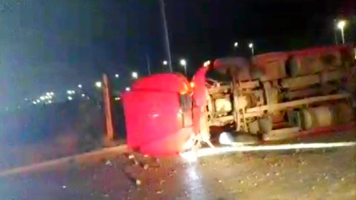 Vuelca tráiler en tétrico y oscura vialidad (1)