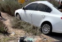 Vuelca unidad en boulevard Oriente y deja daños materiales