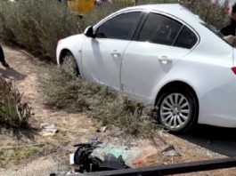 Vuelca unidad en boulevard Oriente y deja daños materiales