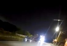 Vuelca unidad en concurrida vialidad y deja daños materiales