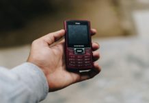 Una millennial, un gen X y una gen Z cambiaron sus smartphones por “dumb phones”: sólo uno de ellos disfrutó la experiencia