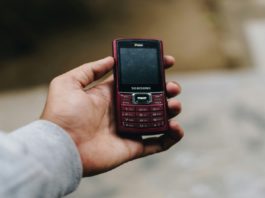 Una millennial, un gen X y una gen Z cambiaron sus smartphones por “dumb phones”: sólo uno de ellos disfrutó la experiencia