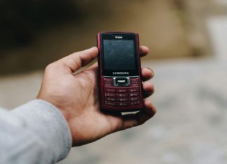 Una millennial, un gen X y una gen Z cambiaron sus smartphones por “dumb phones”: sólo uno de ellos disfrutó la experiencia