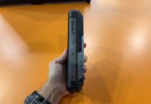 Existe un móvil con seis meses de autonomía y proyector incorporado. Efectivamente, es un mamotreto de casi un kilo