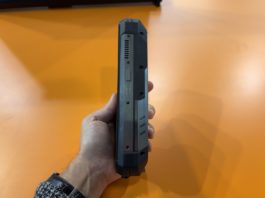 Existe un móvil con seis meses de autonomía y proyector incorporado. Efectivamente, es un mamotreto de casi un kilo