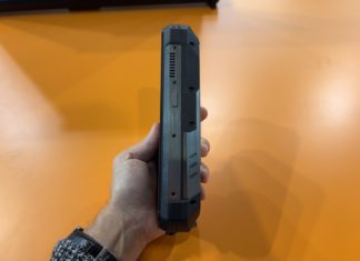 Existe un móvil con seis meses de autonomía y proyector incorporado. Efectivamente, es un mamotreto de casi un kilo