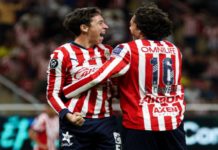 Chivas gana el Clásico Nacional ante América con un autogol y polémica arbitral