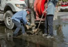 Destapan tuberías de drenaje de la Plaza Allende