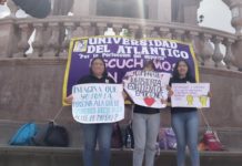 15 estudiantes de psicología se colocaron en la plaza de Armas con pancartas “Escuchamos sin juzgar