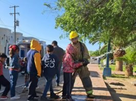 Alumnos de escuela primaria conocen de cerca trabajo de bomberos