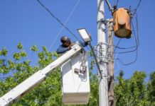Realizan mantenimiento e instalación de luminarias en el Pob. Estación Camargo.