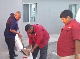 Entregan arena a las familias que viven en condiciones de alto riesgo de inundación