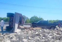 Accidente vial con volcadura deja cuantiosos daños materiales