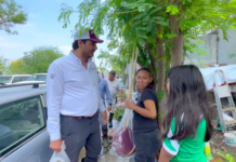 Alcalde Carlos Peña Ortiz, sigue visitando colonias inundadas y brindando apoyo