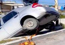 Cae unidad en dren de aguas negras y deja daños materiales