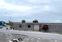 Cae unidad en dren de aguas negras dejando daños materiales