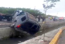 Cae unidad en dren de aguas negras dejando daños materiales