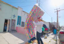 Carlos Peña Ortiz, recorrió colonia Lomas del Villar entregando apoyos a familias damnificados