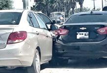 Chocan unidades en concurrida vialidad dejando daños materiales