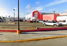 Detienen a sujeto por alterar el orden e intentar sacar mercancía sin pagar David Díaz. Reynosa, Tamaulipas.-En las celdas de Seguridad Pública, quedo arrestado un sujeto quien está siendo acusado de alterar el orden público, e intentar sacar mercancía de una tienda sin pagar. El ahora detenido dijo llamarse Paulo, quien cuenta con 32 años de edad, y quien fuera asegurado por guardias de seguridad privada del centro comercial Smart, ubicado en la colonia Simón Rodríguez, donde fuera entregado a elementos de la Guardia Estatal de Proximidad. Trascendió que el ahora detenido andaba alterando el orden, y al parecer intento sustraer mercancía sin pagar del comercio por lo que fue asegurado, y trasladado a la central policial, donde quedo a disposición de las autoridades correspondientes.