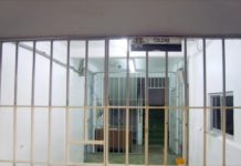 Detienen a sujeto por alterar el orden y daños a comercio